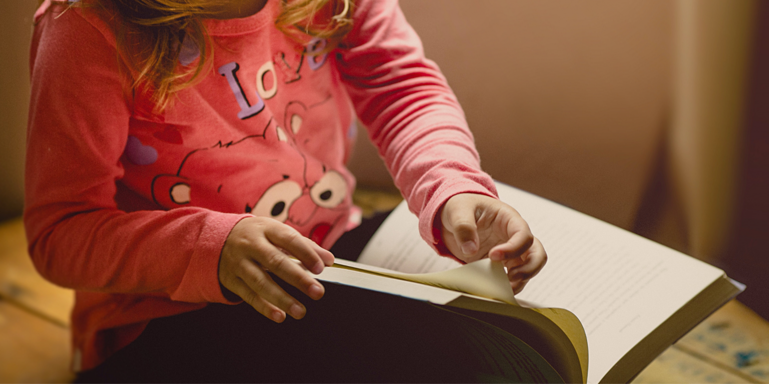 Bambina che legge - Perché Sceglierci SFS Bambina che legge un libro, Istituto San Francesco di Sales Città di Castello